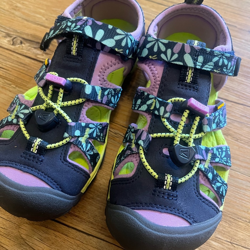 KEEN US 13 Girls Sandals water shoes like new